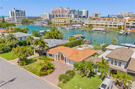 Homes similar to 401 Bayside Dr are listed between 4M to 11M at an average of 3,070 per square foot. . Bayside dr
